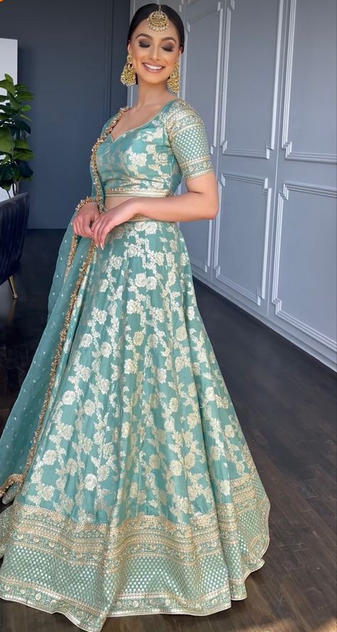 Simple Lehenga, Latest Bridal Lehenga, Indian Outfits Lehenga, Wedding Lehenga Designs, Lehenga Designs Simple, Indian Bride Outfits, Lehnga Dress, Traditional Indian Dress, Half Saree Designs