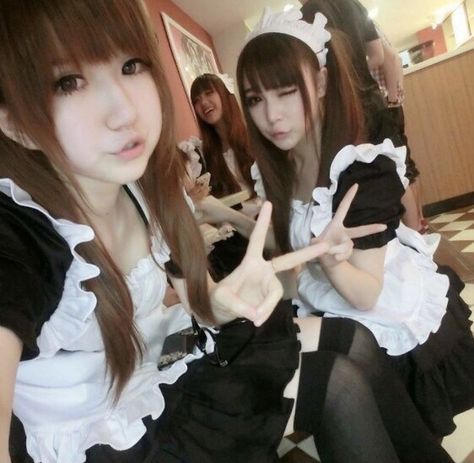 Cafe Japan, Maid Cafe, Scripting Ideas, Non Binary People, Maid Sama, Body Reference Poses, Cafe Style, Japan Aesthetic, Living Dolls