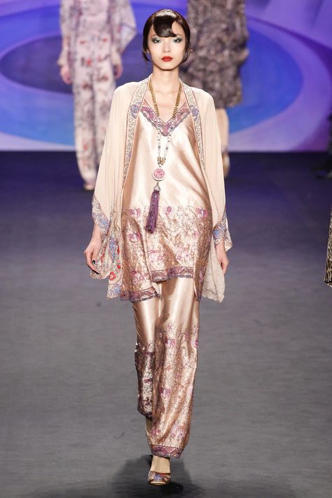 Anna Sui Fall 2014 Ready-to-Wear Collection - Vogue Asian Suits, Clothes Art, Fall 2014 Fashion, Awesome Sauce, Retro Mode, Anna Sui, Beautiful Clothes, 2014 Fashion, Fall 2014