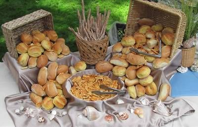 Like the bread display Wedding Reception Food Buffet, Wedding Food Display, Reception Buffet, Buffet Wedding Reception, Wedding Buffet Food, Bread Display, Wedding Food Stations, Catering Display, Pasta Bar