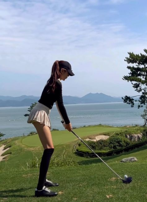 Golf Fashion Aesthetic, Golf Women Fashion, Old Money Golf Outfits Women, Outfit Golf Women, Golf Outfits Old Money, Cute Golfing Outfits For Women, Golf Outfits Women Winter, Fall Golf Outfit Women, Casual Golf Outfit Women