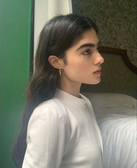 Natalia Castellar Calvani, Natalia Castellar, Bold Brows, Face Photography, 2000s Fashion Outfits, 9k Followers, Nose Piercing, Pretty Woman, Beauty Women