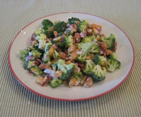 I had this at a chain salad bar style restaurant in FL called Sweet Tomatoes and found it online.  Souplantation is another name for the chain. It was yummy.  I make bacon in the microwave to save time and for easy clean up. If you use precooked bacon bits, this is a no-cook recipe.  I think freshly crisped bacon is best but the other will do. Bob Evans Recipes, Party Salad, Salad Broccoli, Recipes Broccoli, Apricot Preserves, Boston Market, Bob Evans, Broccoli Salad Recipe, Tomatoes Recipe