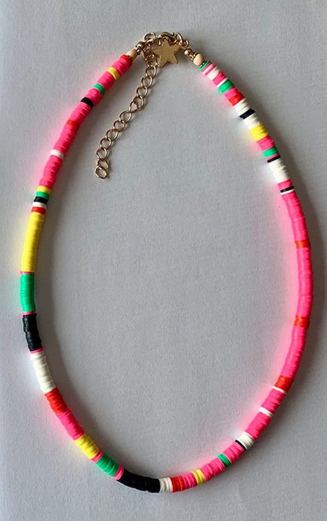 Kiara Outer Banks Necklace, Outer Banks Necklace, Beads In Hair, Kiara Outer Banks, Les Pogues, Surf Necklace, Necklaces Ideas, Madison Bailey, Multi Coloured Necklaces