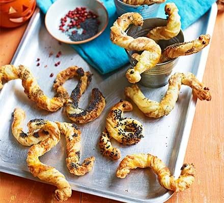 Snake Recipe, Snack For Kids, Spooky Snacks, Fun Halloween Food, Healthy Halloween, Halloween Dinner, Bbc Good Food Recipes, Food Magazine, Halloween Recipes