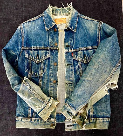 Raw Denim Jacket, Destroyed Denim Jacket, Denim Outfit Men, Denim Repair, Denim Workwear, Western Denim Shirt, Mens Fashion Blazer, Mens Fashion Wear, Denim Inspiration