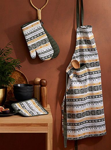 Kitchen Fabric Accessories, Sewing Kitchen Accessories, Kitchen Apron Design, Kitchen Apron, Gloves Pattern Sewing, African Fabric Accessories, Fridge Design, Art Teacher Outfits, Oven Mittens