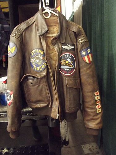 China Burma India Flying Tigers A-2 jacket A2 Flight Jacket, Tiger Jacket, Revival Clothing, Flying Jacket, Leather Flight Jacket, Backpack Patches, Pilot Jacket, Leather Jacket Style, Aviator Jackets