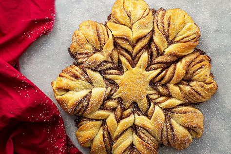 This Brioche Cinnamon Snowflake is similar to cinnamon rolls only in a pull-apart style. It's stunning to look at and perfect for Christmas morning breakfast or brunch! #cinnamonbread #christmasbreakfast Cinnamon Roll Pull Apart Snowflake, Cinnamon Snowflake, Snowflake Bread, Graham Cracker Gingerbread House, Cinnamon Pull Apart, Roll Wreath, Top Down View, Oven Top, Christmas Bread