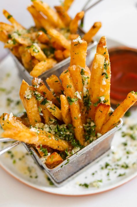 Crispy Garlic Parmesan Fries , The crispiest garlicky butter parmesan fries made at home and even better! The fries have that perfect crispy exterior and the most fluffy potato texture Yellow Potato Fries, Fancy French Fries, French Fries Photography, Fancy Fries, Best Homemade French Fries, Garlic Parmesan Fries, Parmesan Fries, French Fried Potatoes, Homemade Fries