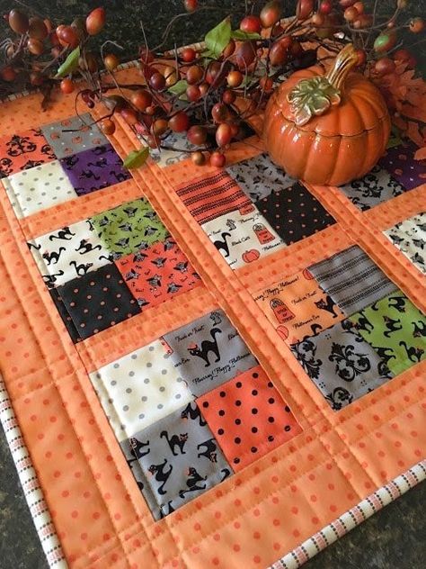 Sew Halloween, Autumn Sewing, Autumn Quilts, Halloween Quilt Patterns, Hantverk Diy, Quilted Projects, Halloween Quilt, Halloween Sewing, Halloween Table Runners