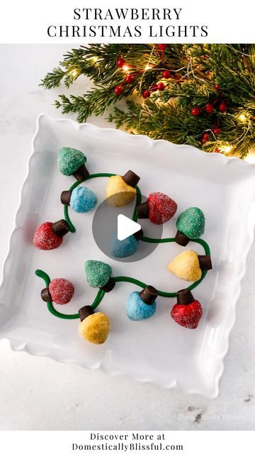 Dipped Strawberry Christmas Lights, Christmas Light Strawberries, Chocolate Covered Strawberry Christmas Lights, Strawberry Christmas Lights, Christmas Candy Table Ideas, Cold Christmas Appetizers, Christmas Desert Table, Winter Strawberries, Colorful Christmas Tree Lights