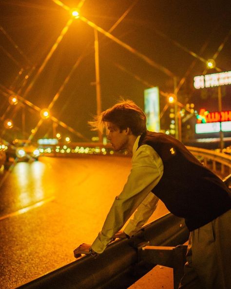 Night Men Photography, Night Photoshoot Men, Night Photography Men, Gothic Pose, Night Street Photoshoot, Man Photography Poses, Rooftop Photoshoot Ideas, Nighttime Photoshoot, Portrait Street Photography