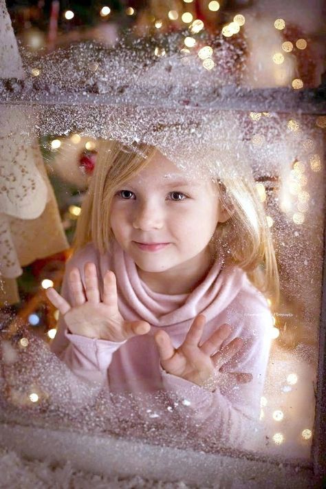 Magical Christmas Photography, Christmas Magic Photography, Christmas Creative Photography, Christmas Portrait Ideas, Toddler Christmas Photoshoot, Christmas Light Photography, Christmas Pictures Kids, Christmas Photoshoot Ideas, Christmas Portrait