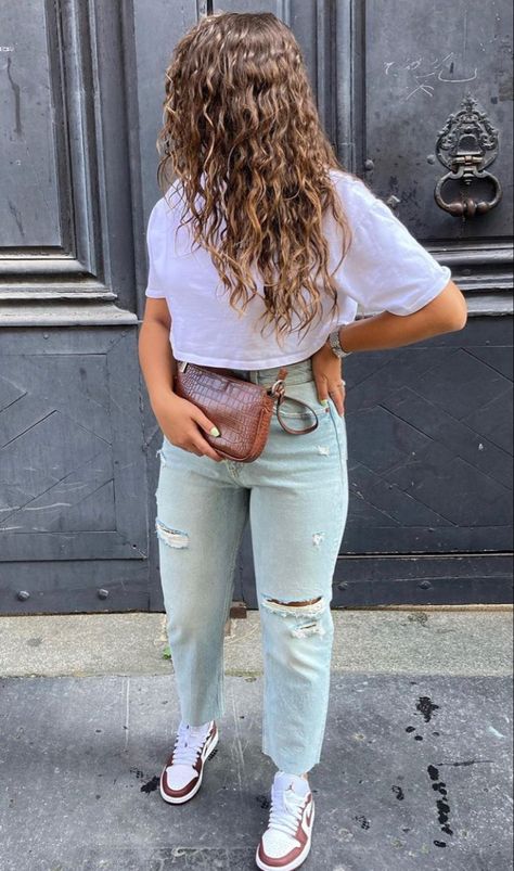 Mom Jeans And Sneakers Outfit, Jeans And Sneakers Outfit, Sneakers Outfit, Ripped Jean, Comfy Outfits, Mom Jeans, Style Me, Zara, Fashion Inspo