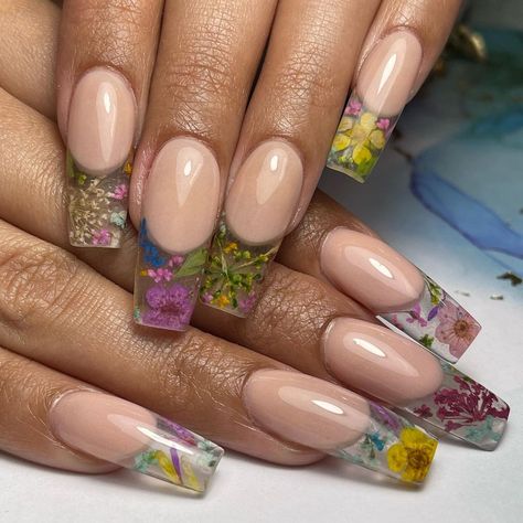 Pressed Flower Nail Art, Clear Floral Nails, Dried Flowers Nails, Dry Flower Nail Art, Dried Flower Nail Art, Dried Flower Nails Acrylics, Milk Bath Nails, Dried Flower Nails, Bohemian Nails