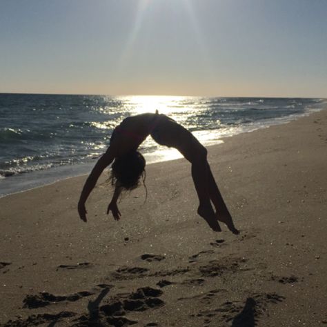 Gymnastics Aesthetic Girl, Gymnastics Asethic, Gymnastics On The Beach, Tumbling Aesthetic, Gymnastics Aesthetic, Beach Gymnastics, Gymnastics Wallpaper, Gymnastics Gym, Gymnastics Tricks