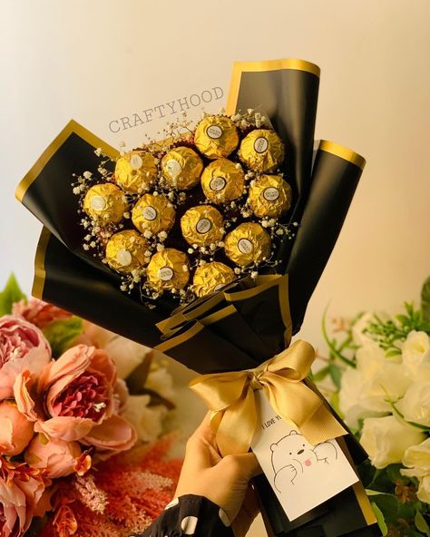 Chocolate Bouquet For Men, Chocolate Present Ideas, Chocolate Bouquet Aesthetic, Snickers Bouquet, Small Chocolate Bouquet, Chocolate Bouquet Ideas, Mini Chocolate Bouquet, Ferrero Bouquet, Diy Chocolate Gift