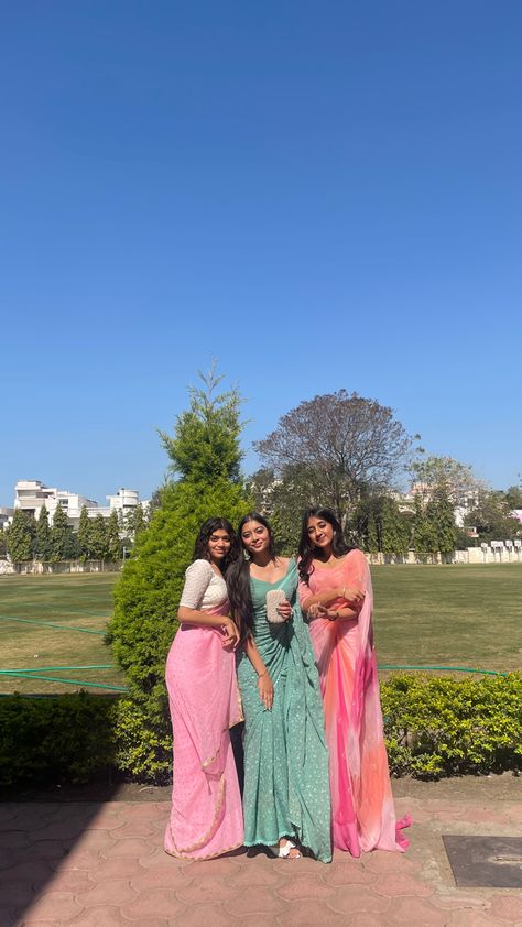 Saree Inspiration For Farewell, Farewell Saree Photoshoot, Indian Farewell Outfits Women, Saree Ideas For Convocation, Class 12 Farewell Sarees, Saree Poses With 3 Friends, Farewell Saree Aesthetic, Saree For Teachers Day For Students, Farewell Look For Girls