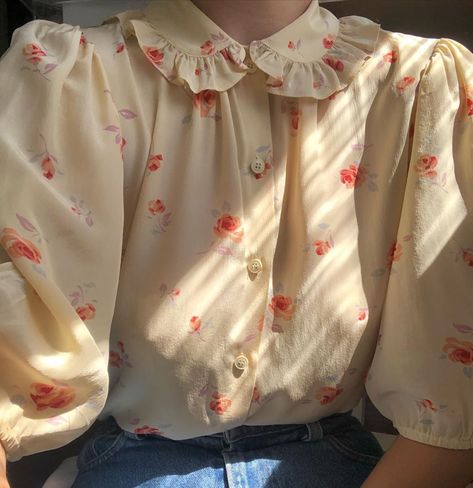 Ruffled Blouse Outfit, Ruffled Blouse, Vintage Outfit, Ruffled Collar, Blouse Outfit, Mode Inspiration, Floral Blouse, Cute Fashion, Modest Fashion