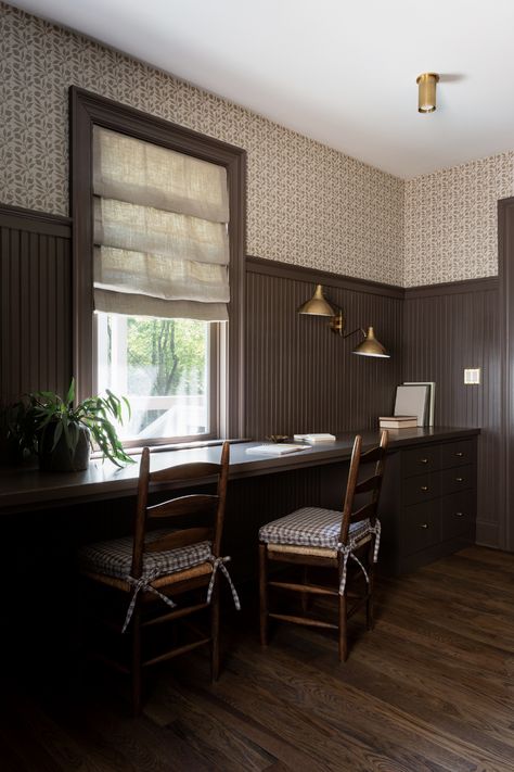 Moody office space with chocolate brown walls and neutral wallpaper with built in desk Moody Dark Office, Chocolate Brown Interior Design, Office Colour Ideas, Wallpaper Office Ideas, Moody Office Space, 1900s Decor, Moody Office Inspiration, Dream Hallway, Chocolate Brown Walls