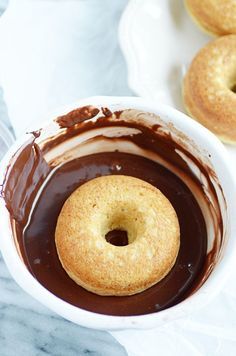 This EASY chocolate glaze is perfect for donuts, cookies, cakes, cupcakes, and more! Easy Chocolate Glaze, Donut Glaze Recipes, Donut Icing, Donut Toppings, Homemade Donuts Recipe, Baked Donut Recipes, Donut Maker, Breakfast Board, Breakfast Rolls