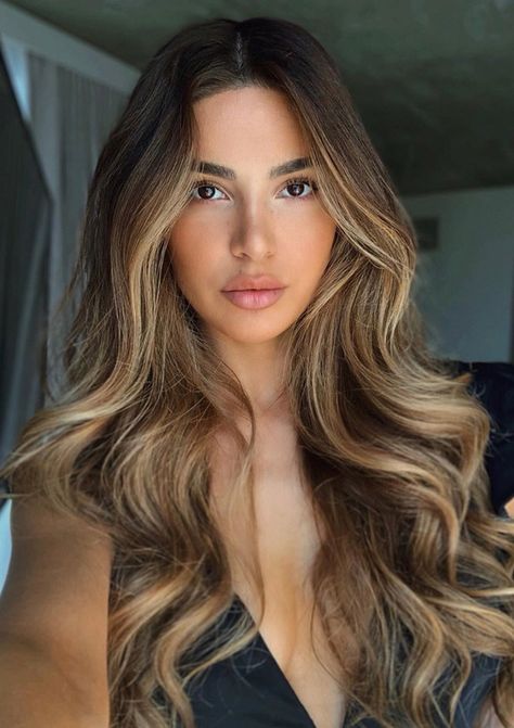 Las que tienen pelazo mantienen su melena saludable con estos 'tips' que consiguen bucles sin tenacillas ni planchas  ##OndasNaturales #Pelo #Cabello #Melena #Ondas #CurlyHair Hair Contouring, Negin Mirsalehi, Brunette Balayage Hair, Brown Hair Balayage, Honey Hair, Blonde Hair With Highlights, Hair Color Highlights, Balayage Brunette, Brown Blonde Hair