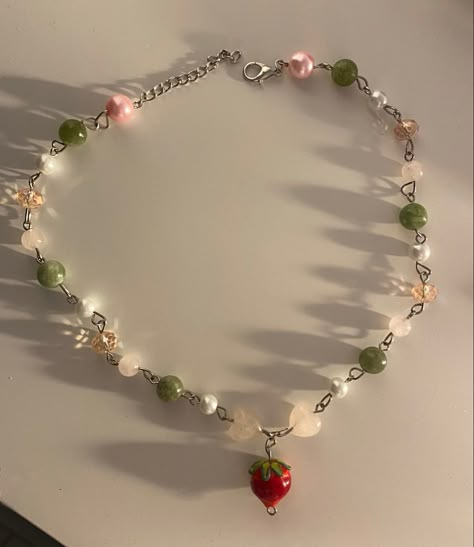 How To Make A Strawberry Out Of Beads, Strawberry Jewelry Aesthetic, Strawberry Necklace Aesthetic, Strawberry Charm Bracelet, Bead Necklace Ideas Aesthetic, Beaded Charm Necklace, Strawberry Beaded Necklace, Aesthetic Beaded Necklace, Y2k Beaded Necklace