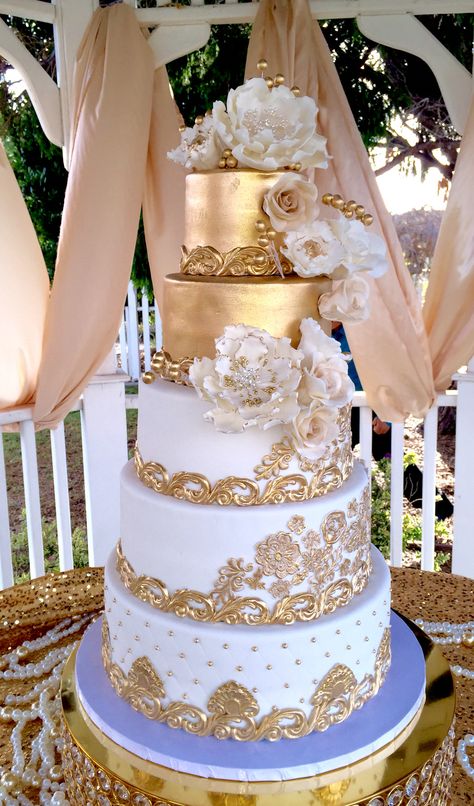 Pink White And Gold Wedding Cake, Gold Quince Cake, Gold And White Quinceanera Theme, Gold Quinceanera Cake, Quinceañera Cake Ideas, Cake Quince, Xv Cakes, Quinceanera Cake Ideas, Quince Cake Ideas