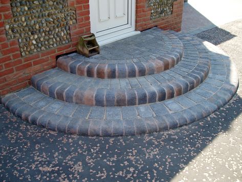 Block Paving Step Ideas, Block Paving Steps, Driveway Sealing, Patio Cleaning, Patio Blocks, Step Ideas, Driveway Design, Path Ideas, Garden Paving