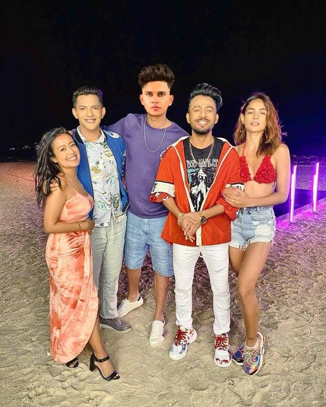 Rohanpreet Singh, Aditya Narayan, Tony Kakkar, Riyaz Aly, Green Outfits, Neha Kakkar, Green Outfit, Handsome Actors, Casual Chic Outfit