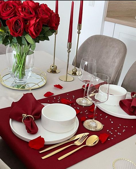 Date Table Set Up, Romantic Dinner Table Setting For Two, Valentines Romantic Night, Romantic Dinner Table Setting, Romantic Dining Table, Valentine Day Aesthetic, Romantic Dinner Tables, Romantic Dinner Setting, Gift Ideas Valentines Day