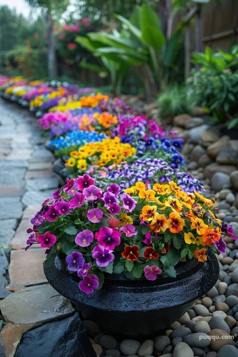 Small Flower Bed Ideas for Stunning Gardens - Puqqu Small Flower Bed Ideas, Rock Flower Beds, Stunning Gardens, Backyard Flowers Garden, Patio Flowers, Flower Bed Designs, Cascading Flowers, Flower Bed Ideas, Tiered Garden