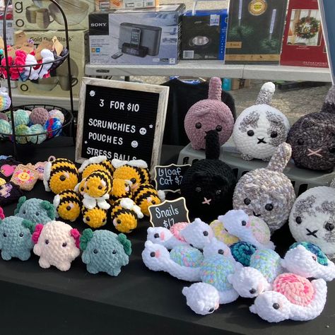 My first 🏞️ outdoor 🏞️ event ✨ Crochet Stall Display Ideas, Crocheting Plushies, Crochet Market Setup, Crochet Display, Learn Crochet Beginner, Market Crochet, Crochet Craft Fair, Food Plushies, Crochet Store