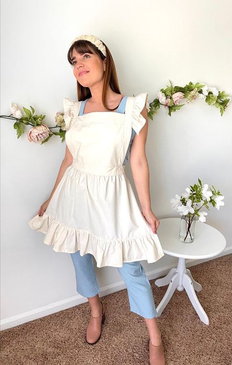 Apron for cooking, baking, gardening, painting, crafts, arts and more... Gardening Crafts, Vintage Style Aprons, Alice Costume, Ruffle Apron, Floral Apron, Retro Apron, Cute Aprons, Sewing Aprons, Half Apron