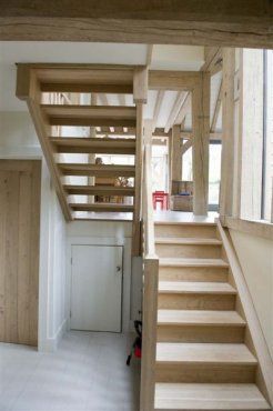 Image result for split level staircase Split Level Stairs, Half Story House, Stairs Floor Plan, Contemporary Staircase Design, Wooden Staircase Design, Master Addition, Oak Staircase, Create Storage, Split Foyer