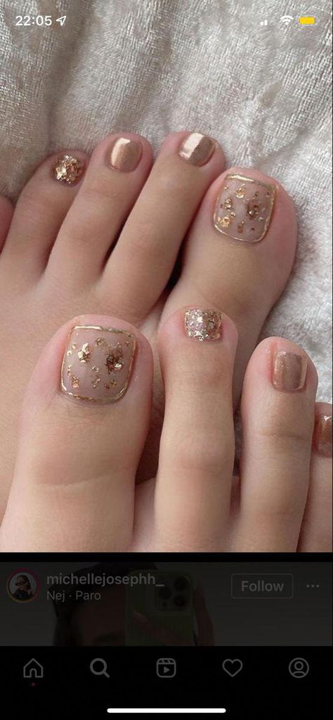 Nail Feet Design Simple, Pedicure Ideas Elegant, Plus Size Jewelry Accessories, Nail Art For Toes Toenails, Nail Feet Design, Gelish Pie, Pedicure Nails Ideas, Gold Toes Pedicure, Feet Nails Design Pedicures