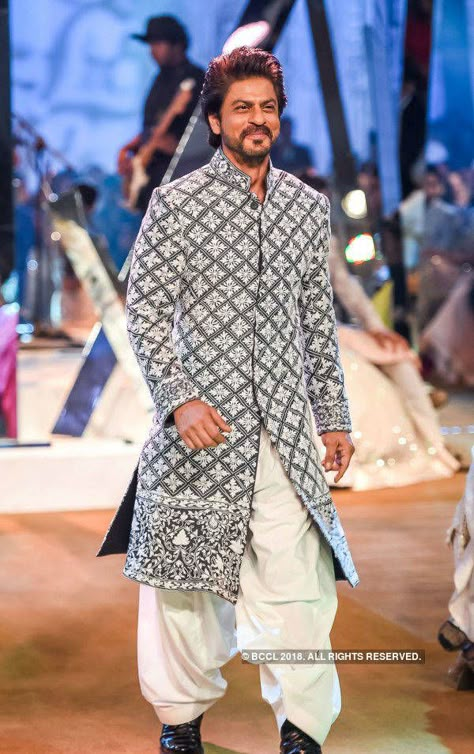 Shahrukh Khan flaunts a designerwear by Manish Malhotra during the Mijwan Summer 2017 fashion show in Mumbai on March 5, 2017 - Photogallery India Fashion Men, Indian Wedding Suits Men, Indian Wedding Clothes For Men, Wedding Dresses Men, Mens Indian Wear, Wedding Kurta For Men, Boys Kurta Design, Groom Dress Men, Wedding Dresses Men Indian