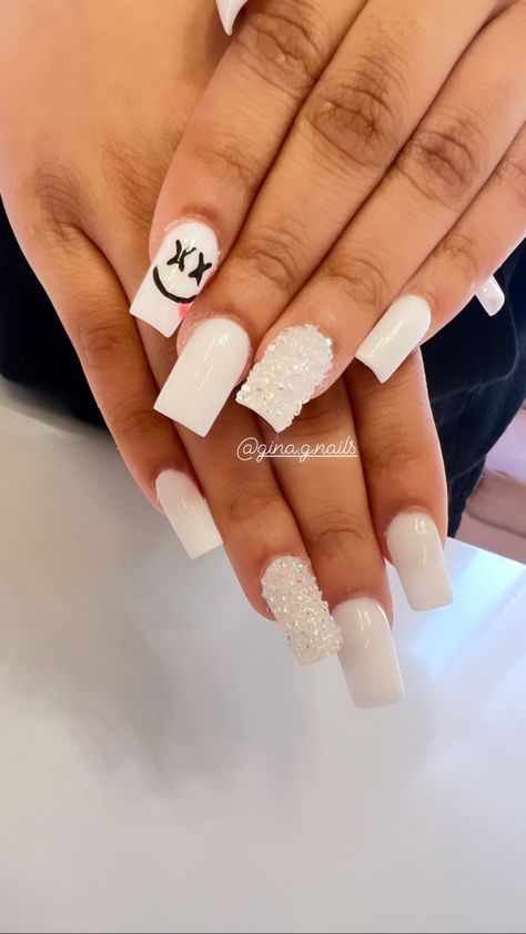 Nut White Nails Acrylic With Design Short, White Nails With Diamonds On Ring Finger, White Acrylic Nails Coffin Short With Design, Medium Nails White Design, White Shorts Nails Design, Medium Nail Designs White, White Nails With Glitter And Rhinestones, White Based Acrylic Nails, Simple White Nails With Rhinestones