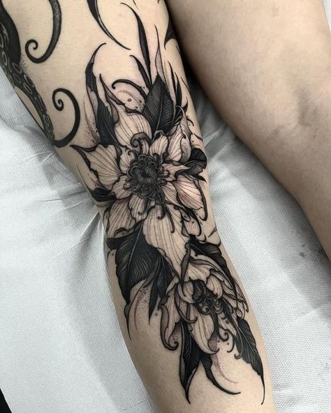 Upper Leg Tattoos, Back Of Leg Tattoos, Feminine Back Tattoos, Cover Up Tattoos For Women, Muster Tattoos, Leg Tattoo Men, Gothic Tattoo, Knee Tattoo, Bee Tattoo