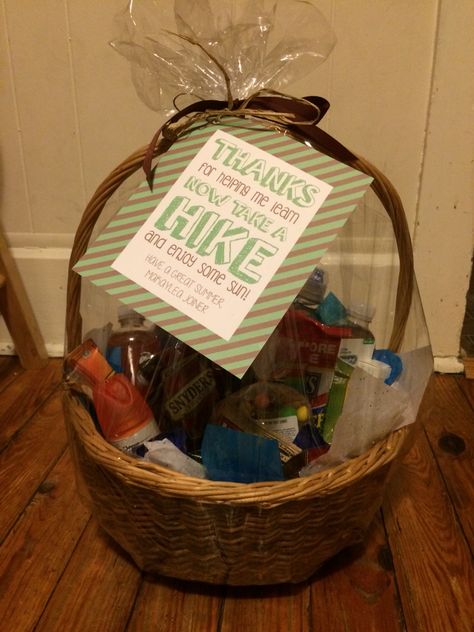 Teacher end of year gift basket. Outdoor/Hiking themed basket. Summer Cake Ideas, Hommade Gifts, Summer Gift Baskets, Budget Friendly Christmas Gifts, Teacher End Of Year, Outdoorsy Gifts, Teacher Gift Baskets, Basket Christmas, Summer Cake