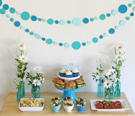 Easy Paper Polka-dot Garland Tutorial - glorioustreats.com Lollipop Decorations, Baby Shower Food For Girl, Giant Lollipops, Party Girlande, Diy Baby Shower Decorations, Creative Baby Shower, Polka Dot Party, Dot Day, Diy Bebe