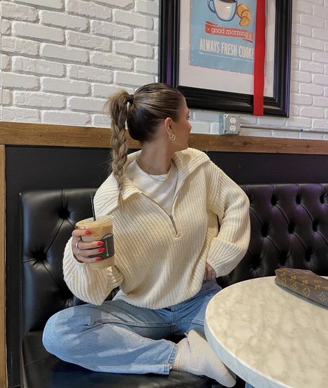 Creme Sweater Outfit, Outfits Aesthetic Leather Jacket, Scandi Outfit Aesthetic, Aesthetic Leather Jacket Outfit, Quarter Zip Sweater Outfit, Winter Fall Aesthetic, Aesthetic Leather Jacket, Women Outfits Casual, Light Jeans Outfit