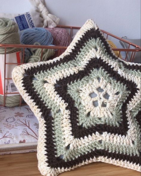 Crochet Star Pillow, Cushion Crochet, Star Pillow, Crochet Star, Granny Square Crochet Patterns Free, Star Cushion, Quick Crochet Patterns, Crochet Stars, Quick Crochet