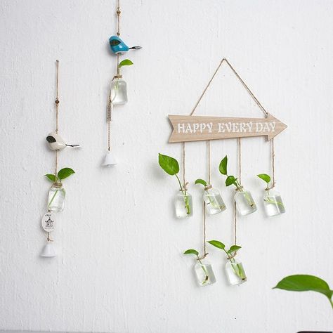 Hanging Bottles Decoration, Small Bottle Crafts, Small Glass Bottle Crafts, Glass Bottle Wall, Wall Hanging Plants, Plants In Bottles, نباتات منزلية, Small Glass Bottles, Glass Bottle Diy