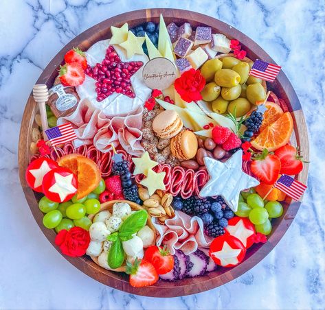 Memorial Day Charcuterie Board, Memorial Day Charcuterie, Patriotic Charcuterie Board, Patriotic Diy, Charcuterie Board Ideas, Simple Dessert, Kid Desserts, Charcuterie Inspiration, Fourth Of July Food