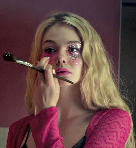 Neon Demon, The Neon Demon, Elle Fanning, Jolie Photo, Makeup Inspo, Maquillaje De Ojos, Makeup Inspiration, Pretty People, Beautiful People