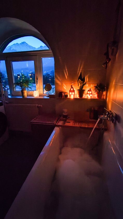 Big Bath Aesthetic, Candle Lit Bathroom Aesthetic, Autumn Decor Bathroom, Autumn Bath Aesthetic, Cozy Bath Aesthetic, Small Cozy Bathroom Aesthetic, Bathroom Vibes Aesthetic, Bathroom Cozy Aesthetic, Cozy House Bathroom