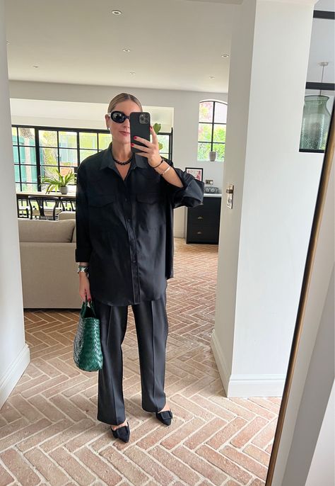 Oversized Black Shirt Outfit, Black Shirt Outfit, Black Oversized Shirt, Autumn Shirt Outfit, Black Shirt Outfits, Oversized Tailoring, Oversized Shirt Outfit, Bota Over, Trousers Outfit