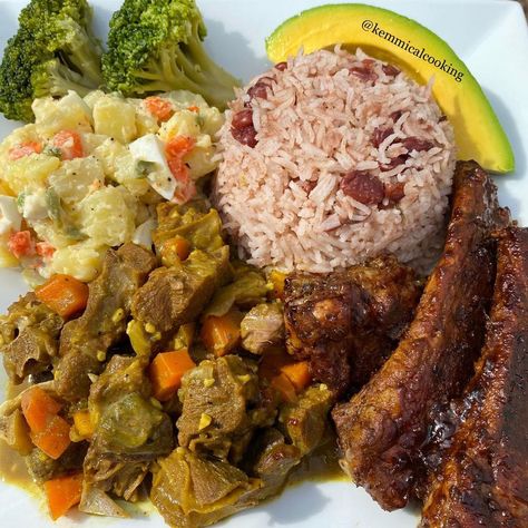 Kemmical Cooking on Instagram: “Curry goat, BBQ ribs, rice and peas, potato salad, broccoli and avocado #Dinner Follow me @kemmicalcooking #EatHealthy #HealthyFood…” West Indian Food, Avocado Dinner, Salad Broccoli, Curry Goat, Food Business Ideas, Jamaican Food, Scrumptious Food, Caribbean Culture, Rice And Peas